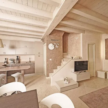 Вилла Gardagate - Villa Ludovica Romantica Манерба-дель-Гарда